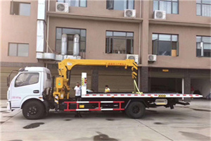 赤壁附近汽车轮胎更换